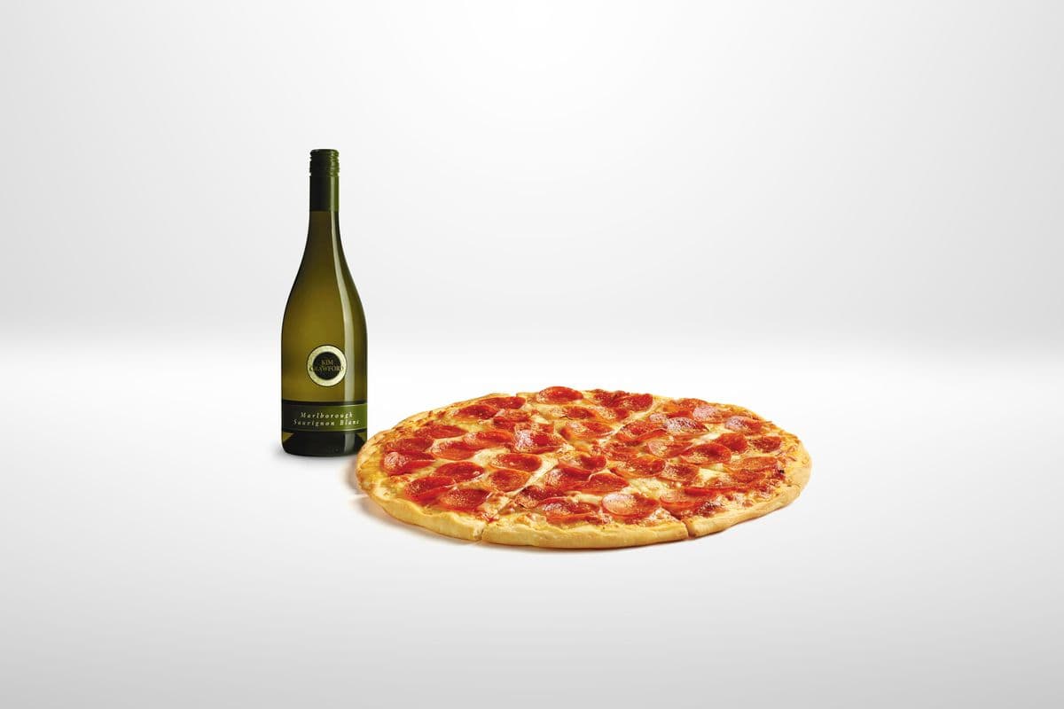 Large Pizza & Kim Crawford Sauv Blanc (750 ml) (12.5% ABV)