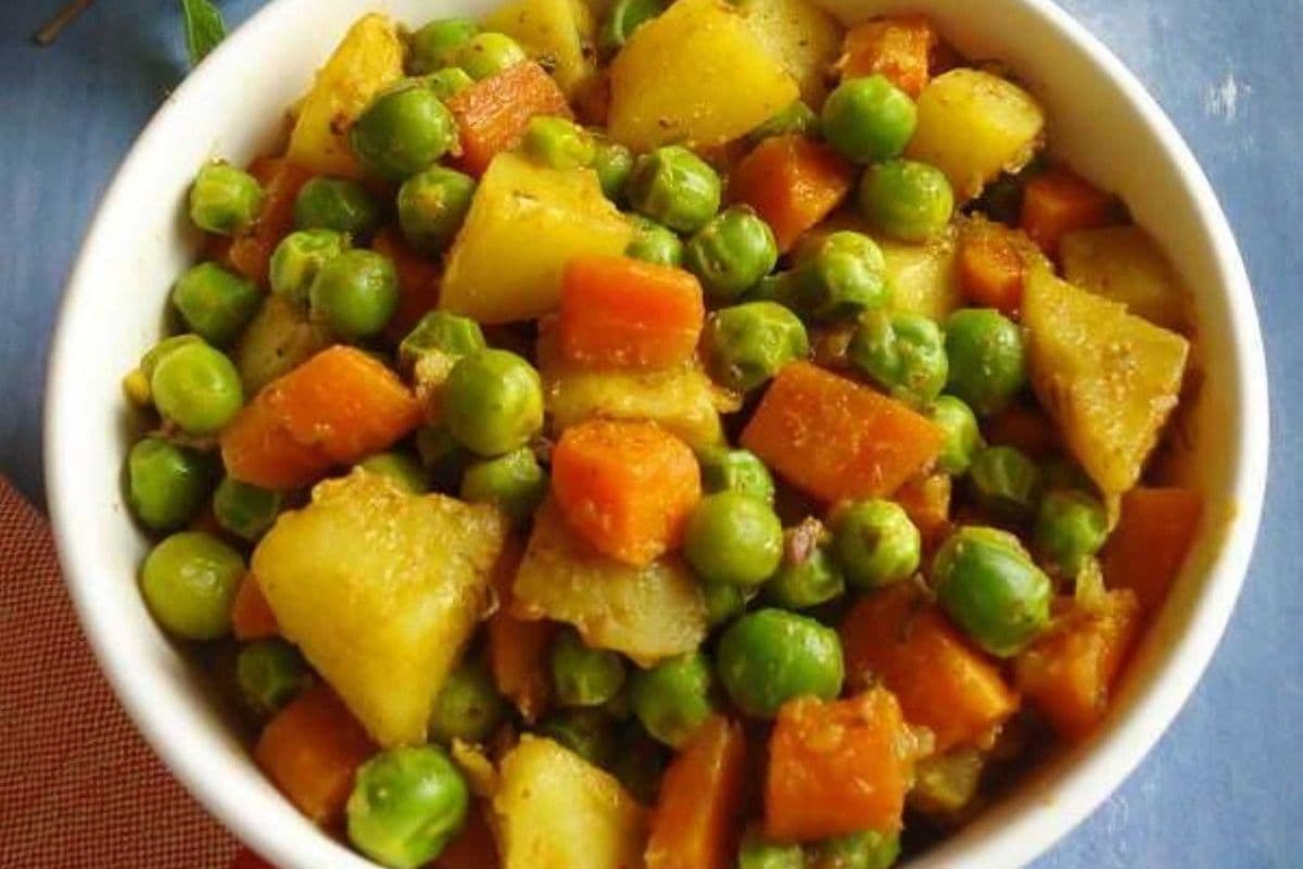 Aloo Gajar matar (Large)
