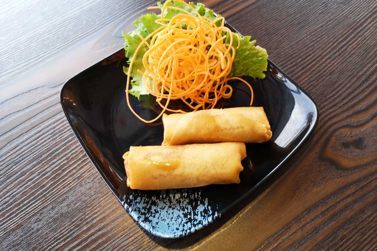 E04.Rouleaux impériaux (2 morceaux) - végé / E04. Egg Rolls (2 Pieces) - Veggie