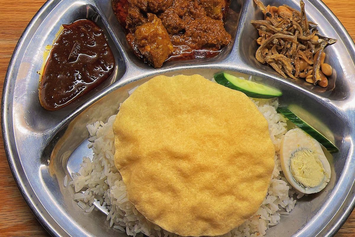 Nasi Lemak Rendang Beef 鱼仔椰子仁当牛腩饭