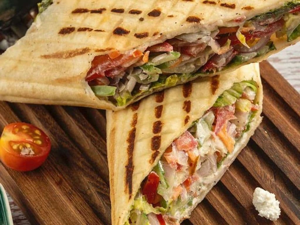 GREEK WRAP - CHICKEN avec frites