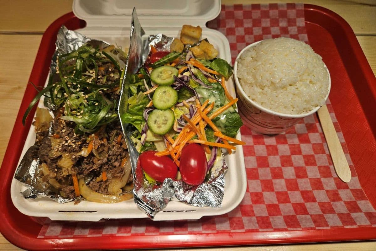 Bulgogi avec du riz, salade / Bulgogi with Rice, and Salad