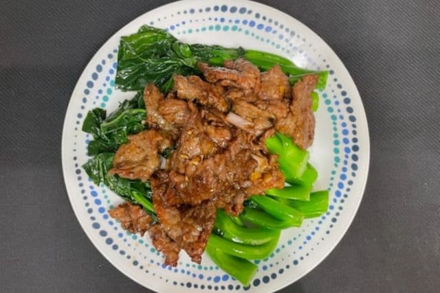 Fried Sliced Beef with Gai Lan 牛肉炒芥蘭