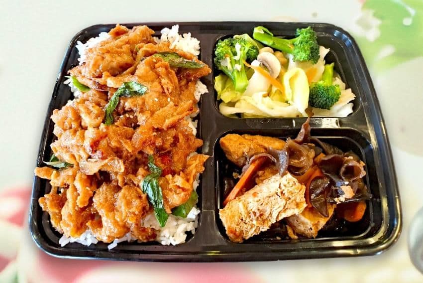 Vegetarian Sauced Basil Chicken with Rice / 素三杯雞飯