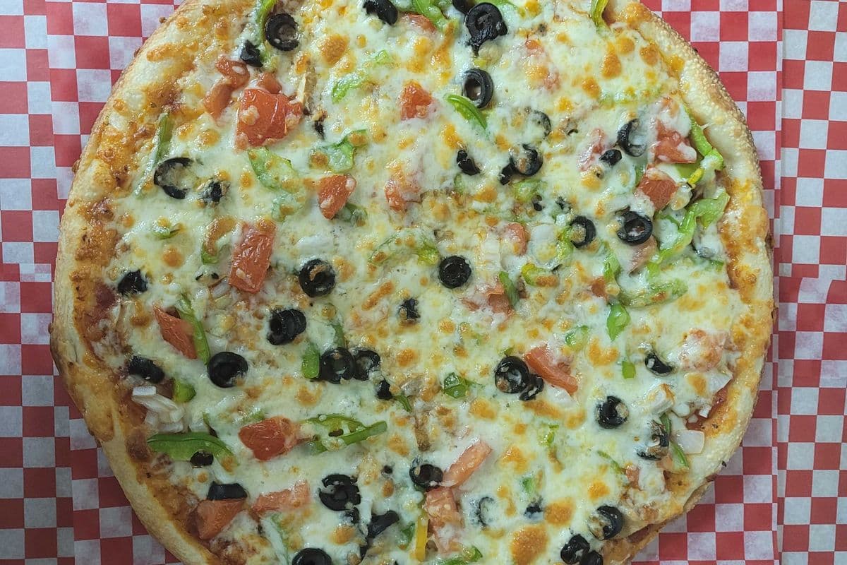 38. Medium Vegetarian Pizza