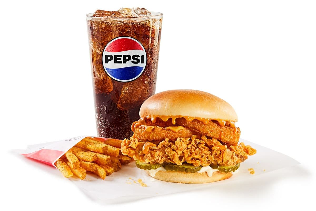Combo de sandwich aux rondelles d’oignon croustillantes / Crispy Onion Ring Sandwich Combo