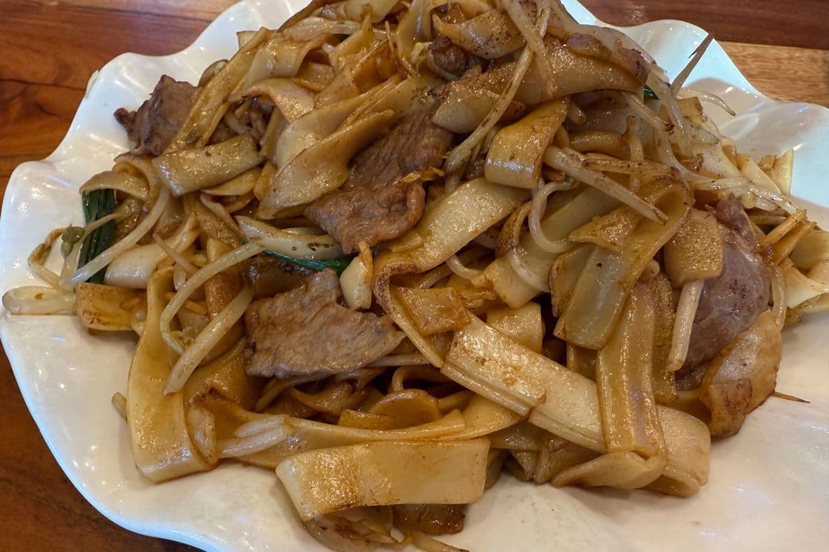 Flat Rice Noodle w. Beef & Saya Sauce 干炒牛河(大) ((Size: R 大))