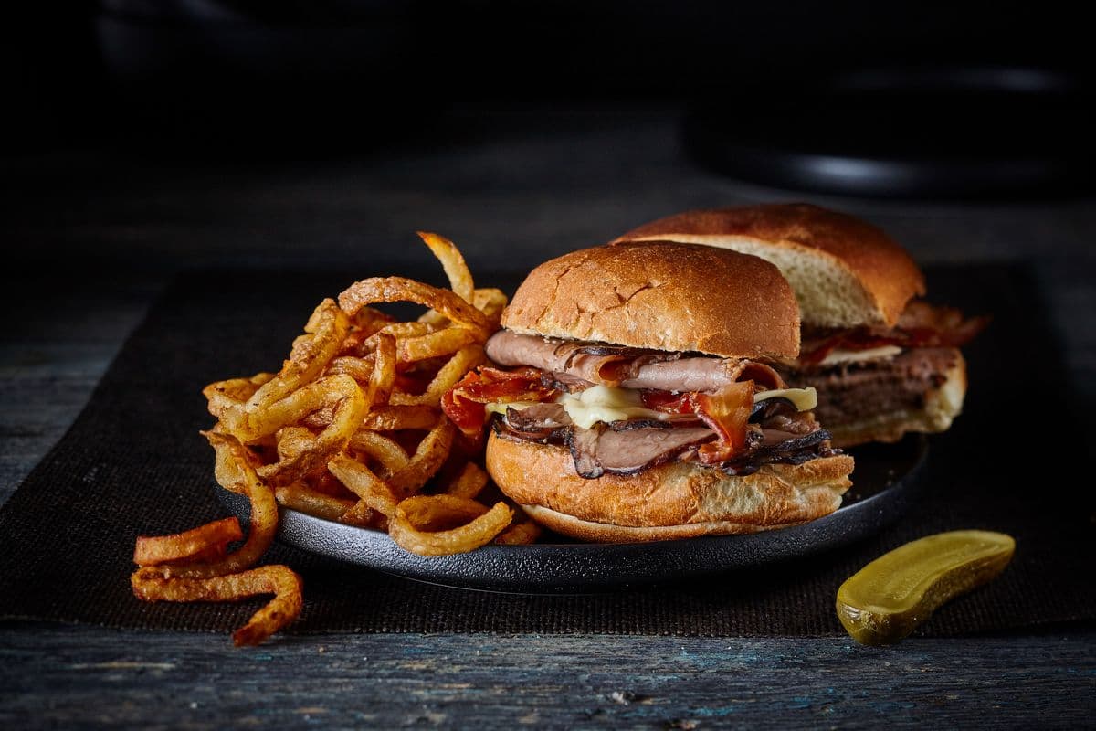 Sandwich au rôti de boeuf, bacon et fromage suisse / Roast Beef, Bacon, and Swiss Cheese Sandwich