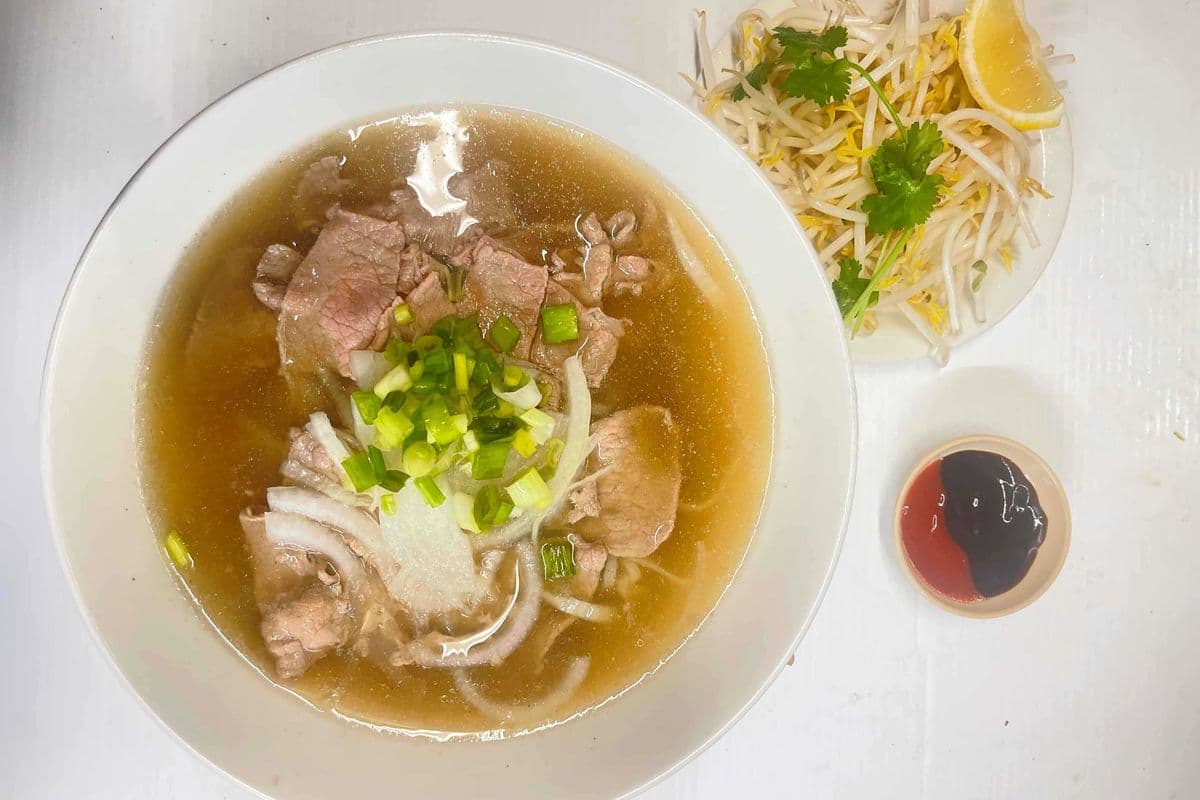 Pho rare beef (hot sauce + hoison sauce) (25-28)