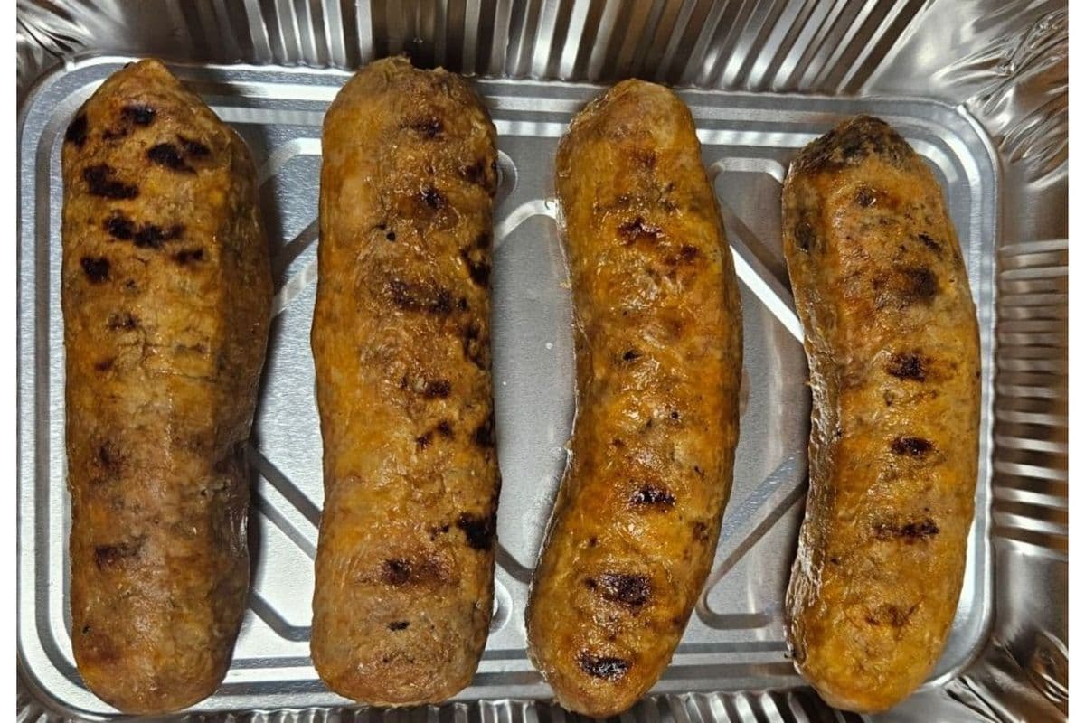 4 saucisses grille/ 4 grilled sausages avec sauce tomates et petite focaccia!!!!