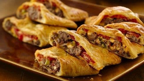Steak, pepperoni, piments forts, fromage, oignons / Steak, pepperoni, hot peppers, cheese and onions