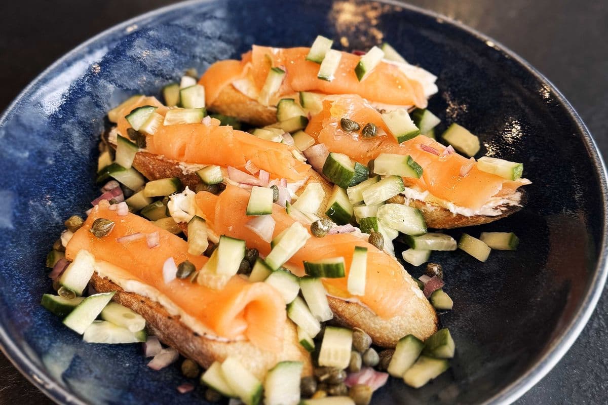 CROSTINIS AU SAUMON FUMÉ - SMOKED SALMON CROSTINI