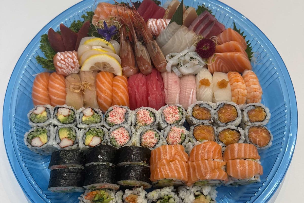 P3. Assorted Sushi, Sashimi, and Roll (80 pcs) 刺身+壽司+卷拼盤
