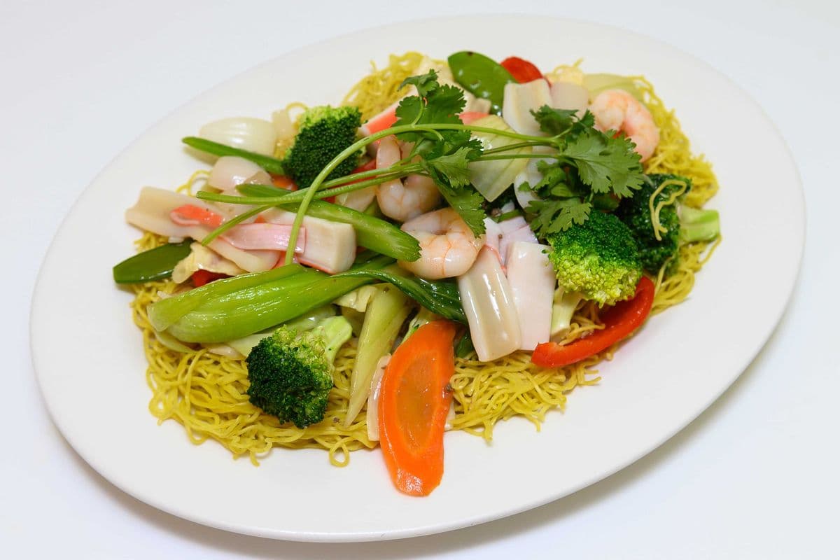 94. Stir Fried Seafood and Vegetables on Steamed Egg Noodle