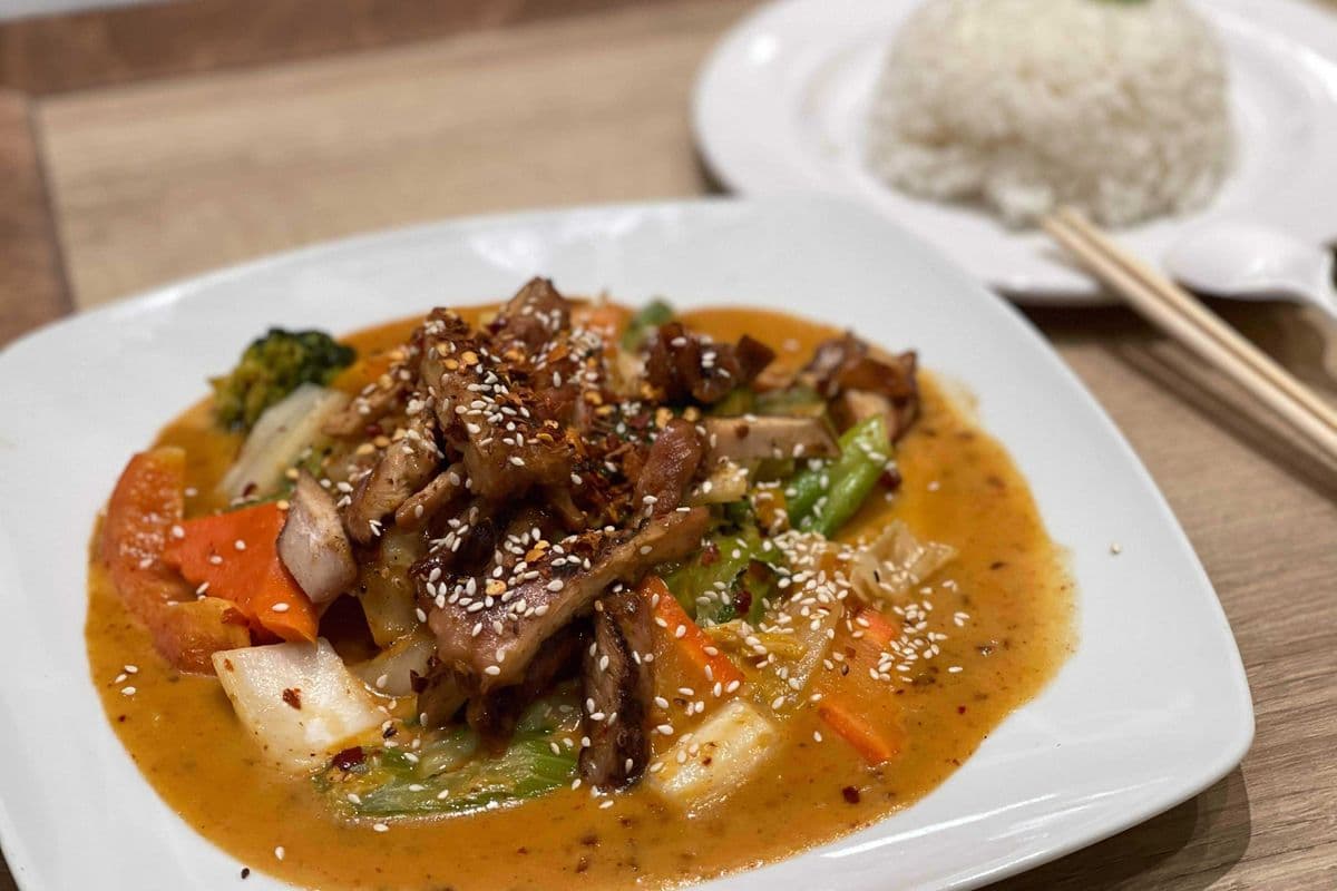 Sauté cari rouge aux poulet