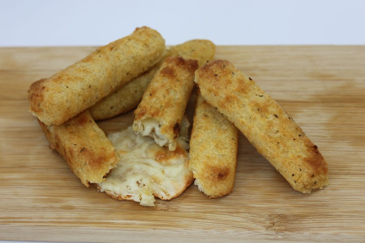Mozzarella Sticks (8 pcs)