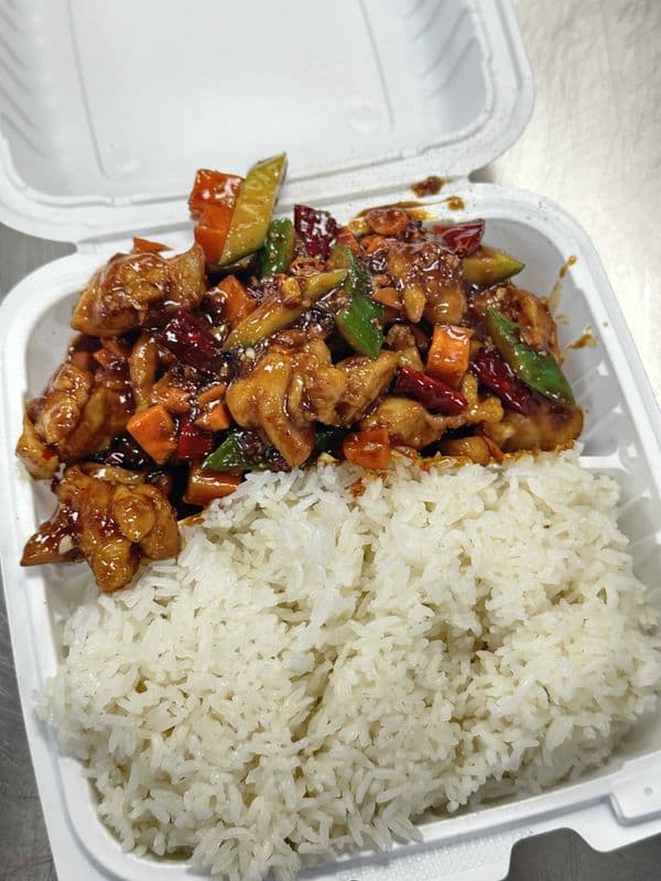 L2. Kung Pao Chicken Lunch Box 宫保鸡盖饭