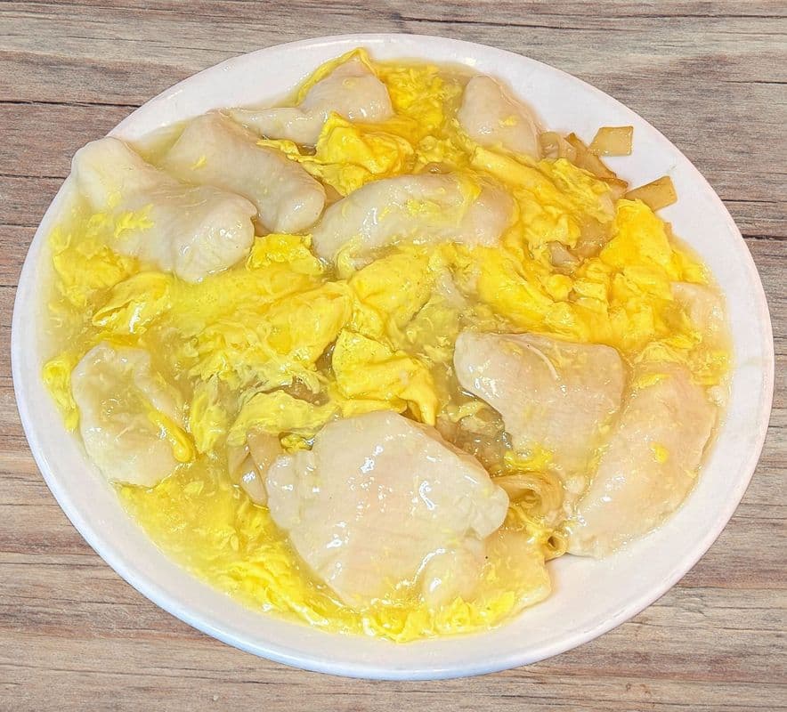 Flat Rice Noodles with Cold Fillet and Scrambled Eggs / 滑蛋斑球炒河