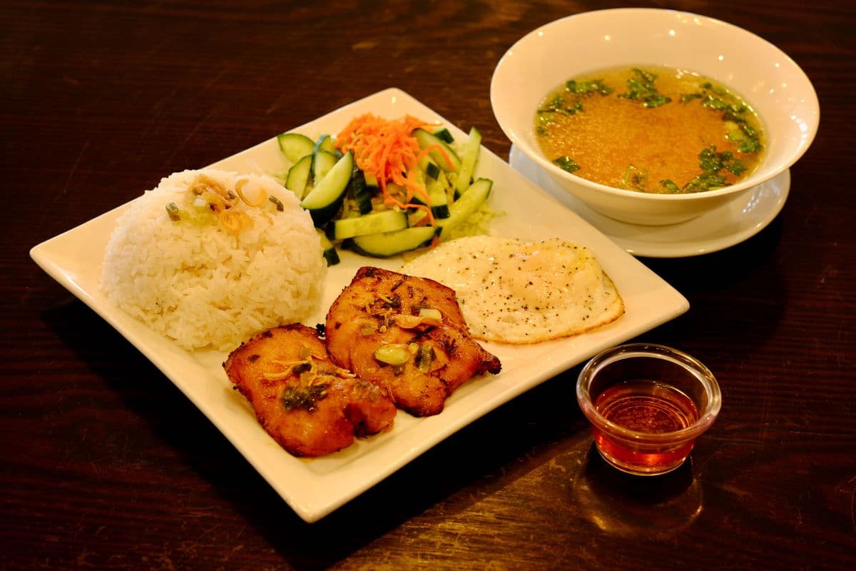 21. Lemongrass BBQ Chicken / CƠM GÀ NƯỚNG SẢ
