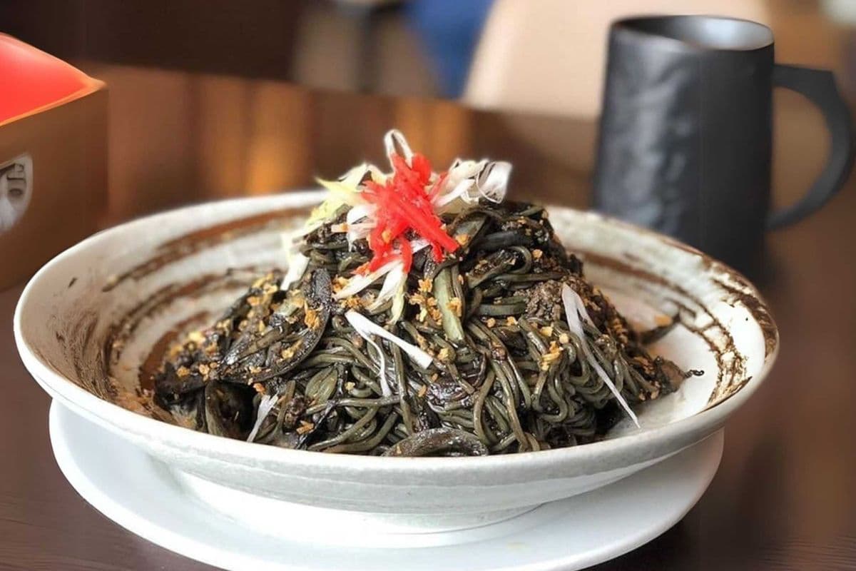 Black Squid ink Ramen 香蒜辣肉墨魚汁拉麵