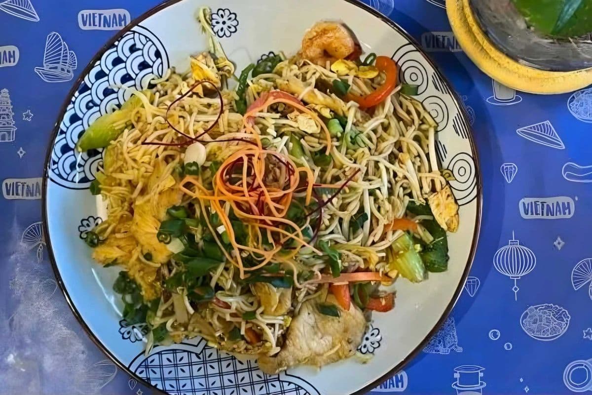 M31.1 - Chicken Singapore Noodles