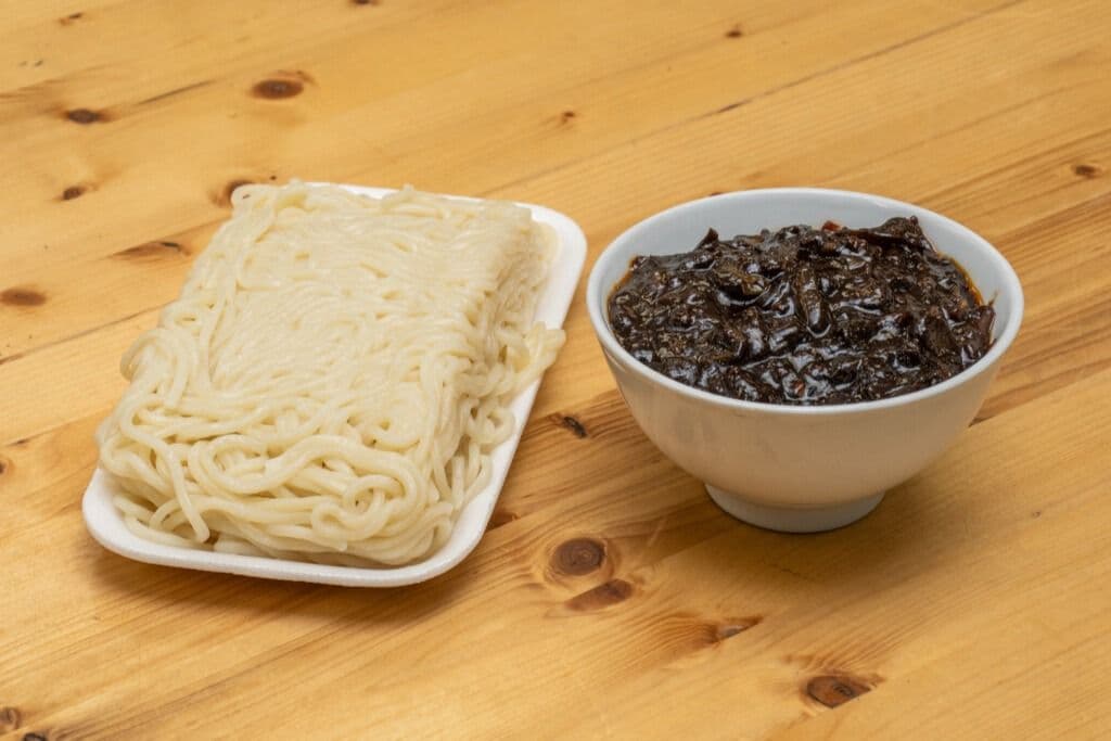 짜장면/Jjajangmyeon/炸酱面