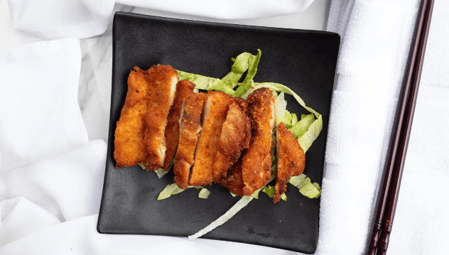 Bouchées de poulet avec trempette piquante fait maison / Bite-sized Chicken Tender with Homemade Spicy Dipping Sauce
