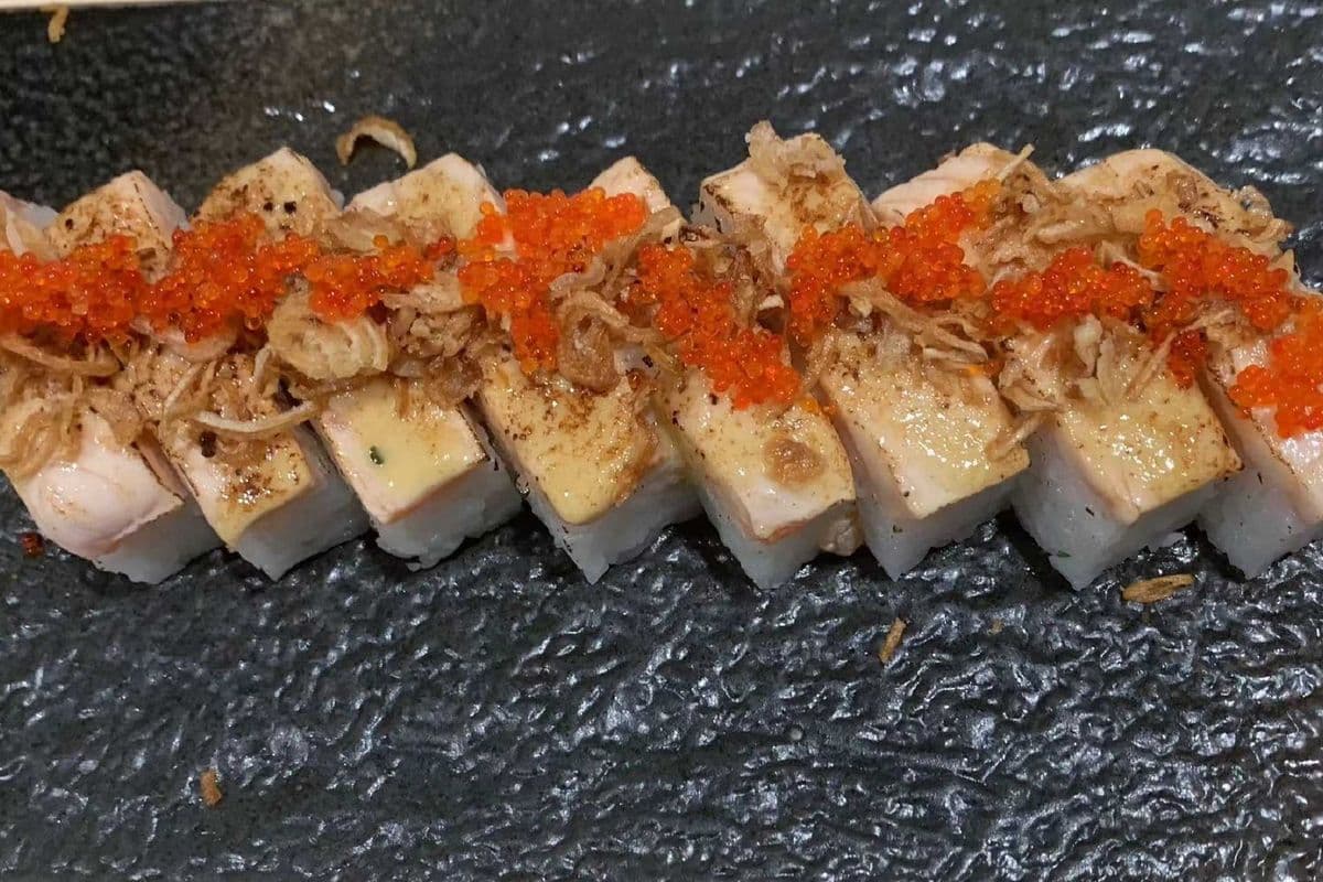 T02. Torch Salmon Box (8 pcs) 三⽂⻥板压寿司