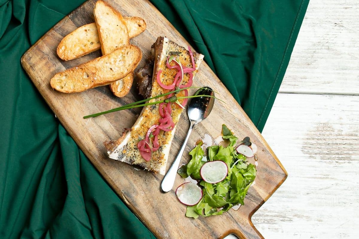 Herb et Bread Crumb-Crusted Bone Marrow