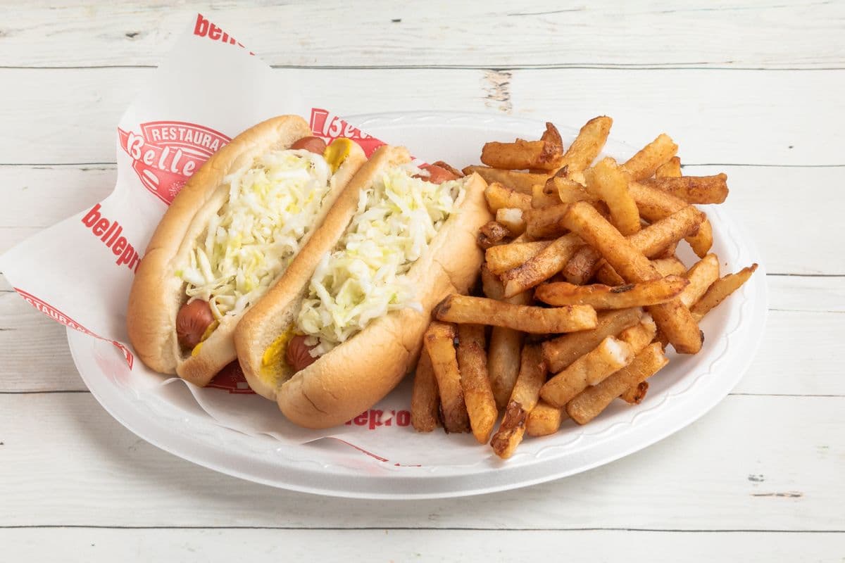 Trio deux hot dogs à la vapeur avec frites