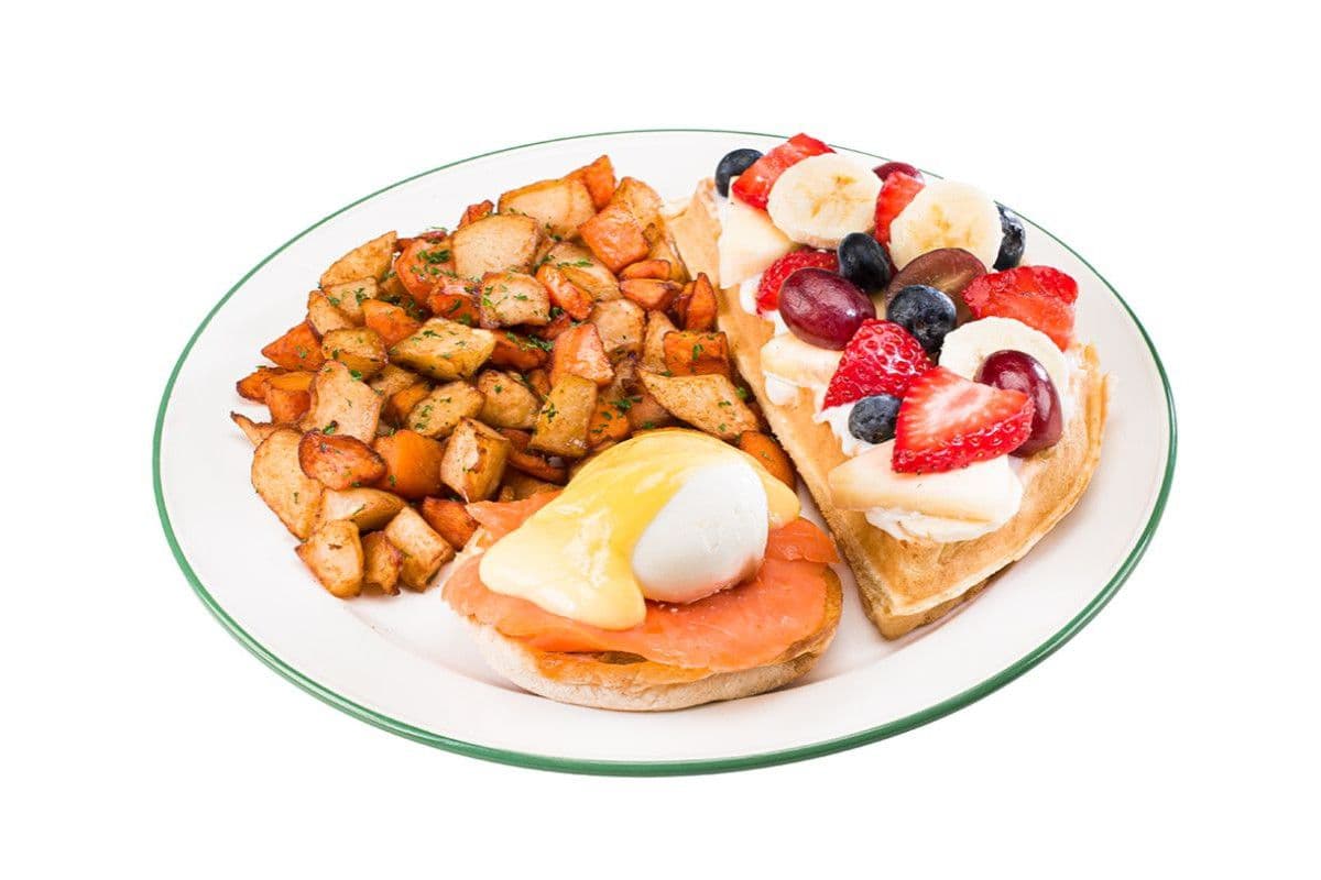 Paul's smoked salmon Ben (980 Cals.)