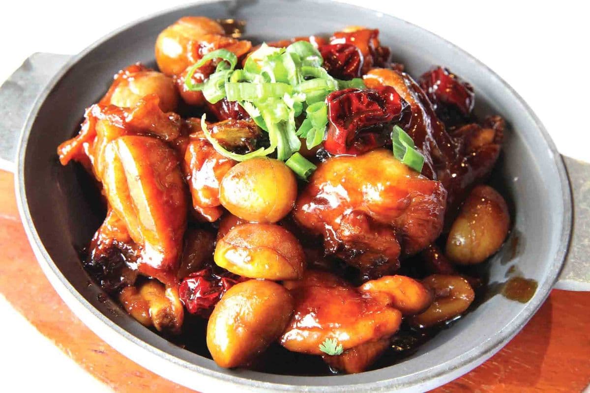 Simmer Chicken and Chestnuts in Brown Sauce 栗子雞煲