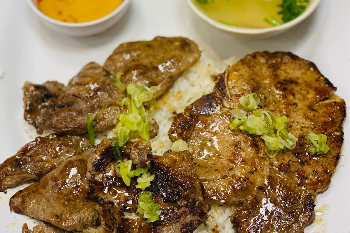 R5. Grilled LemonGrass Pork Chop and Beef with Steamed Rice / 燒香茅豬扒,牛肉配白飯 / 구운 레몬그라스 돼지갈비 & 소고기 덮밥