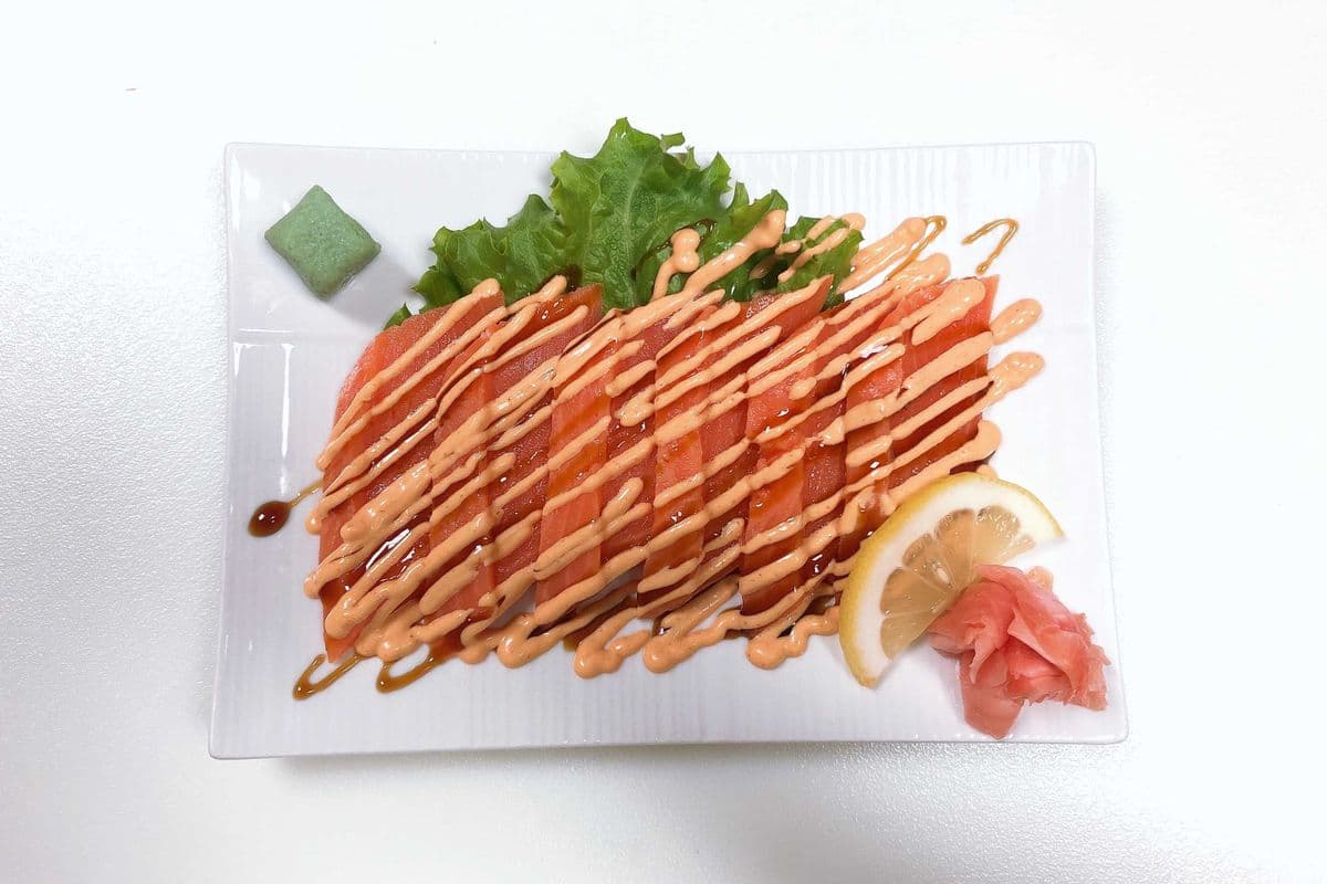 Spicy Salmon Sashimi (6 pcs)
