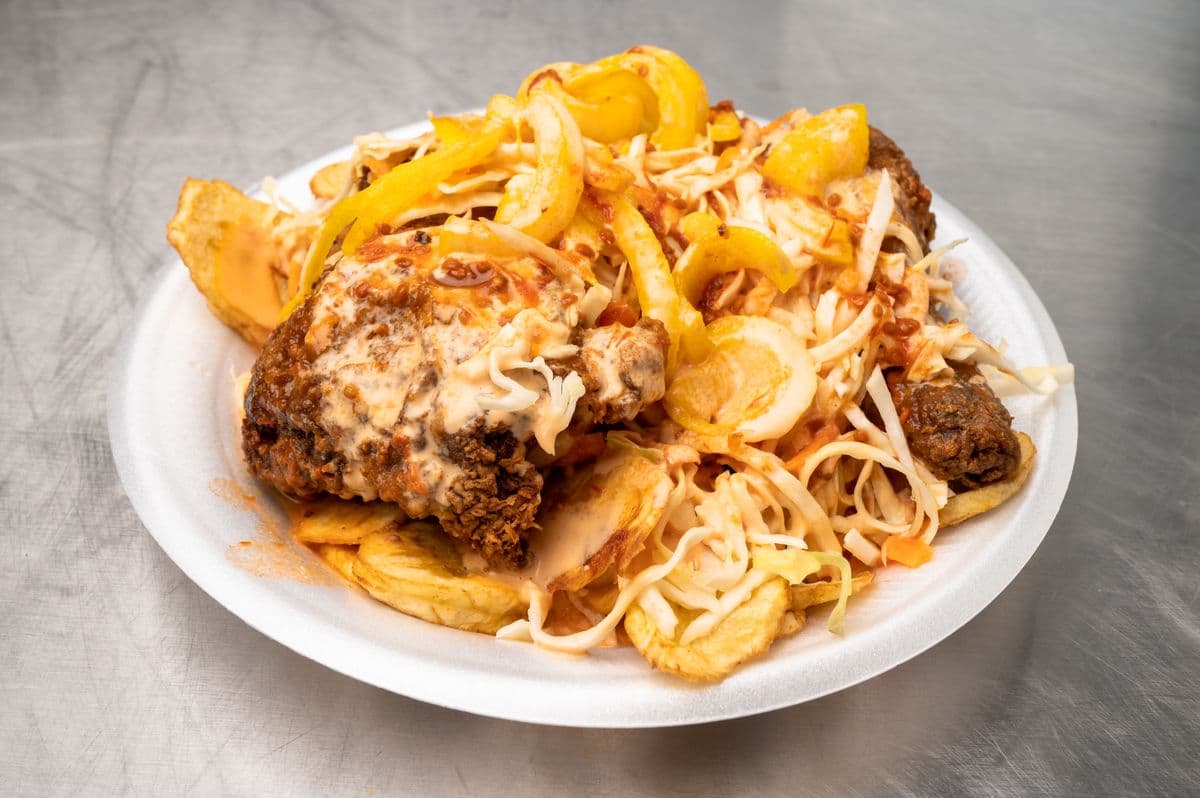 Pollo Frito, Tajadas, Ensalada de Repollo y Cebolla