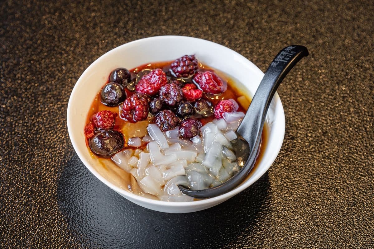 23. Crystal Jelly with Brown Sugar Sauce 红糖冰粉