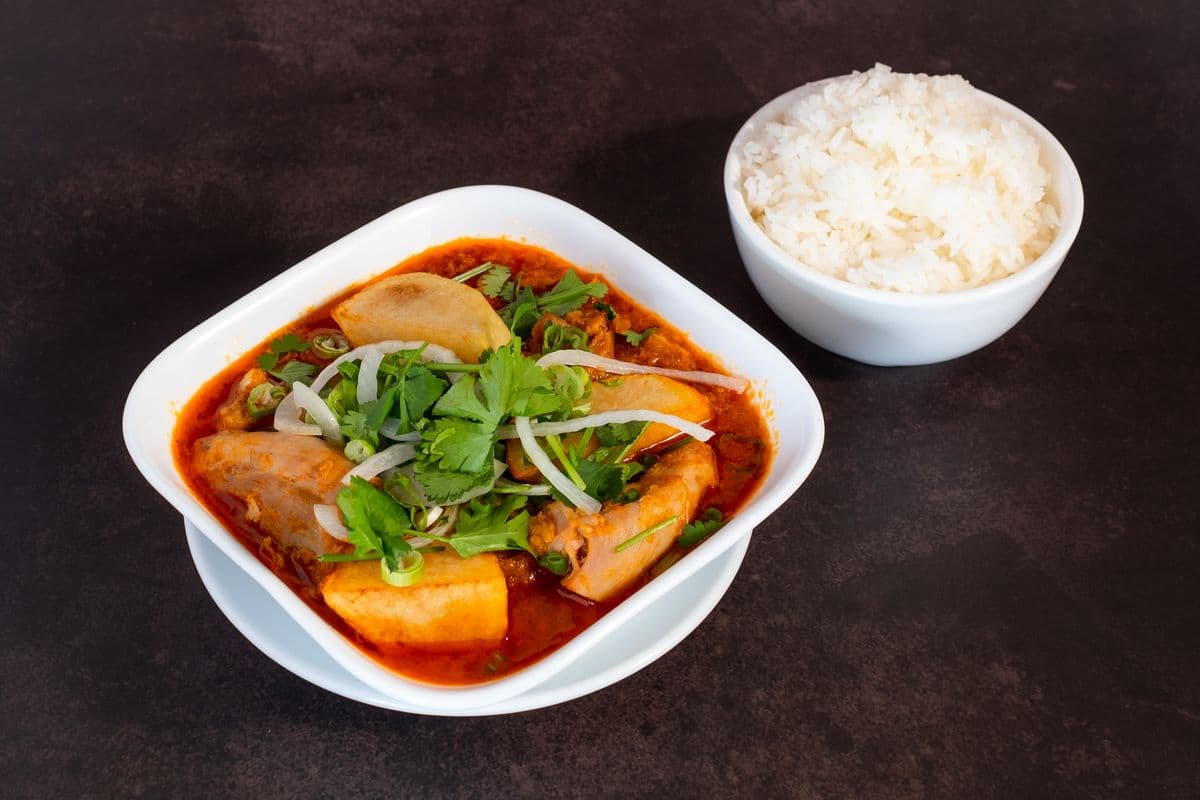S10. Chicken Curry Served with Bread, Noodles, or Rice