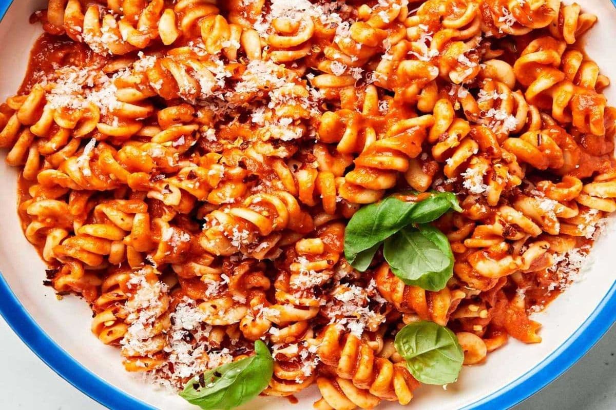 Rossa Sauce & Fusilli Chicken Pasta