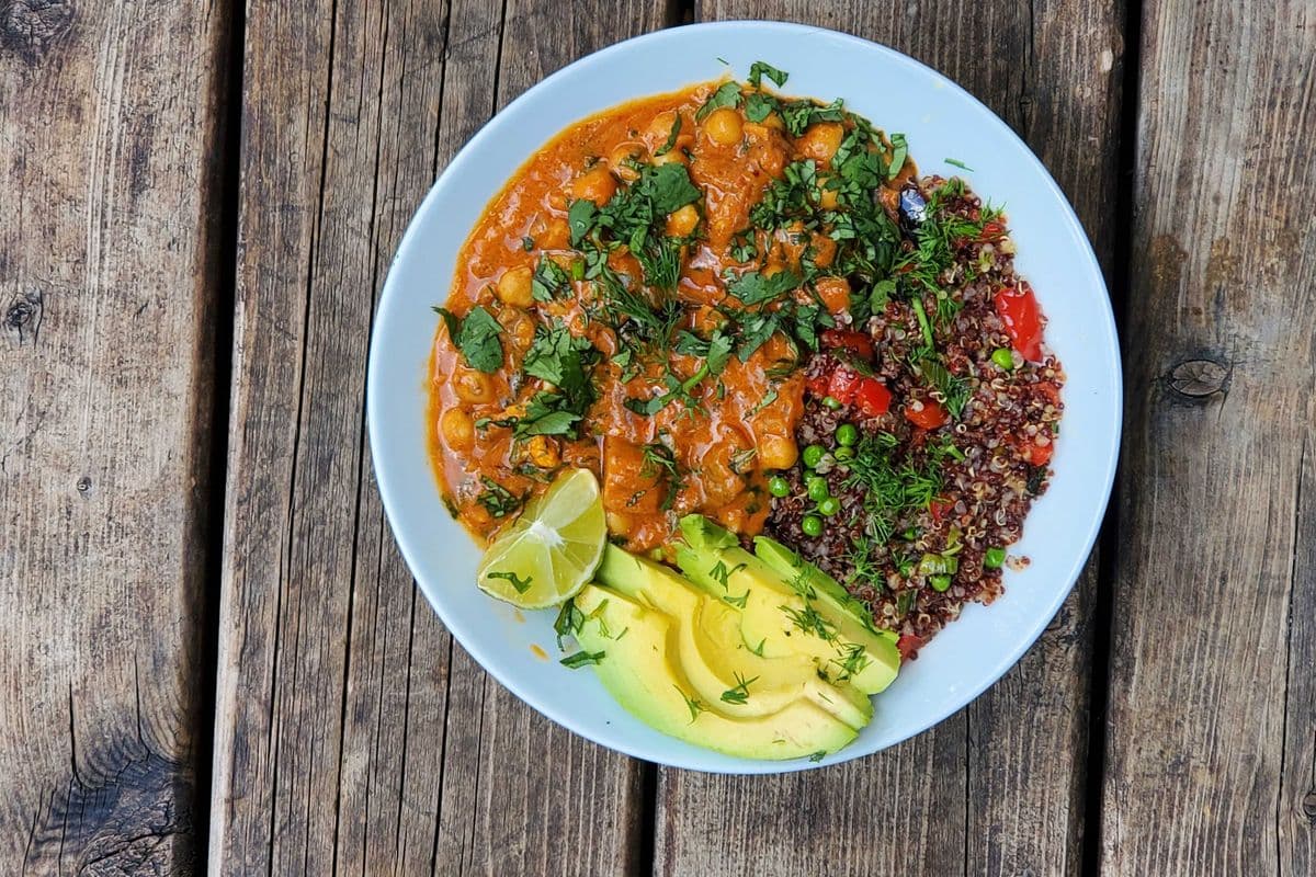Curry végétalien fantastique avec aubergines, pois chiches, chou-fleur et quinoa frit / Curry with Eggplant, Cauliflower, Chickpeas with Quinoa