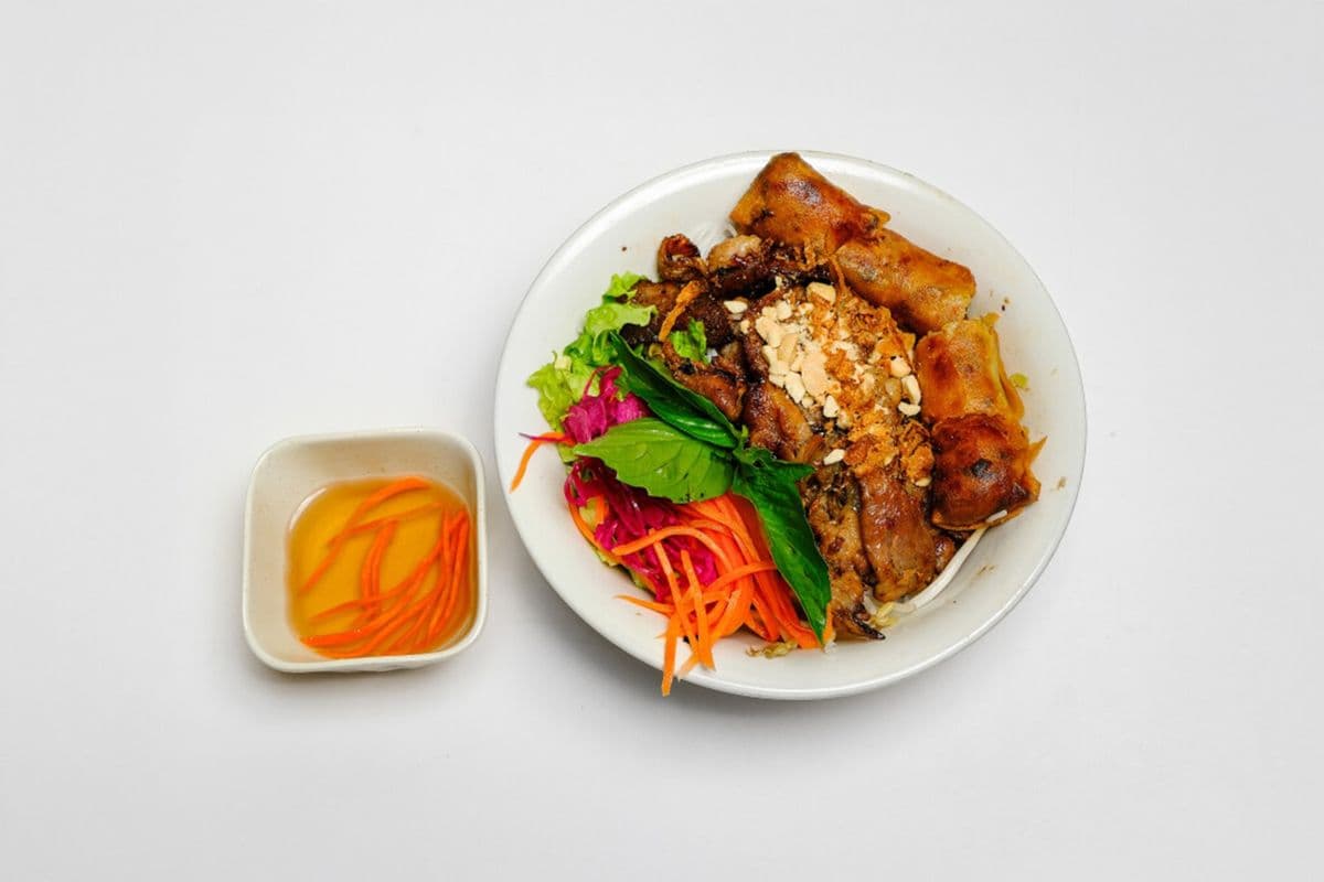 40. Vermicelli with Grilled Lemongrass Pork Sliced and Spring Roll