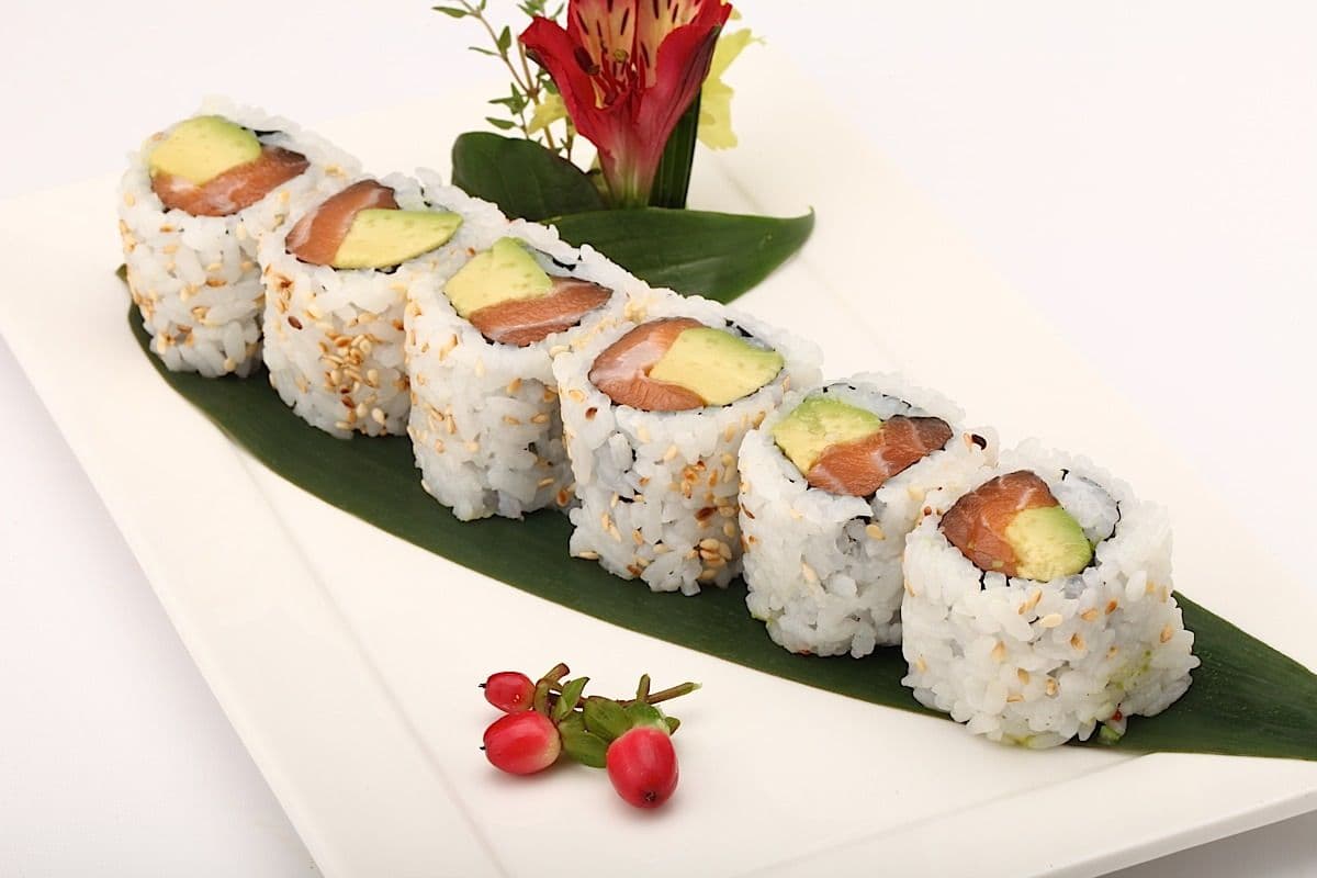 J5. Salmon Roll (6 Pcs)
