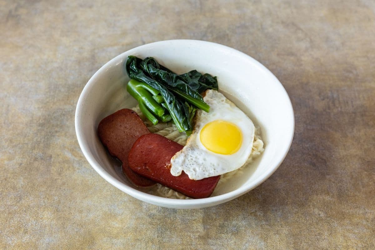Luncheon Meat on Instant Noodles / 午餐肉方便面