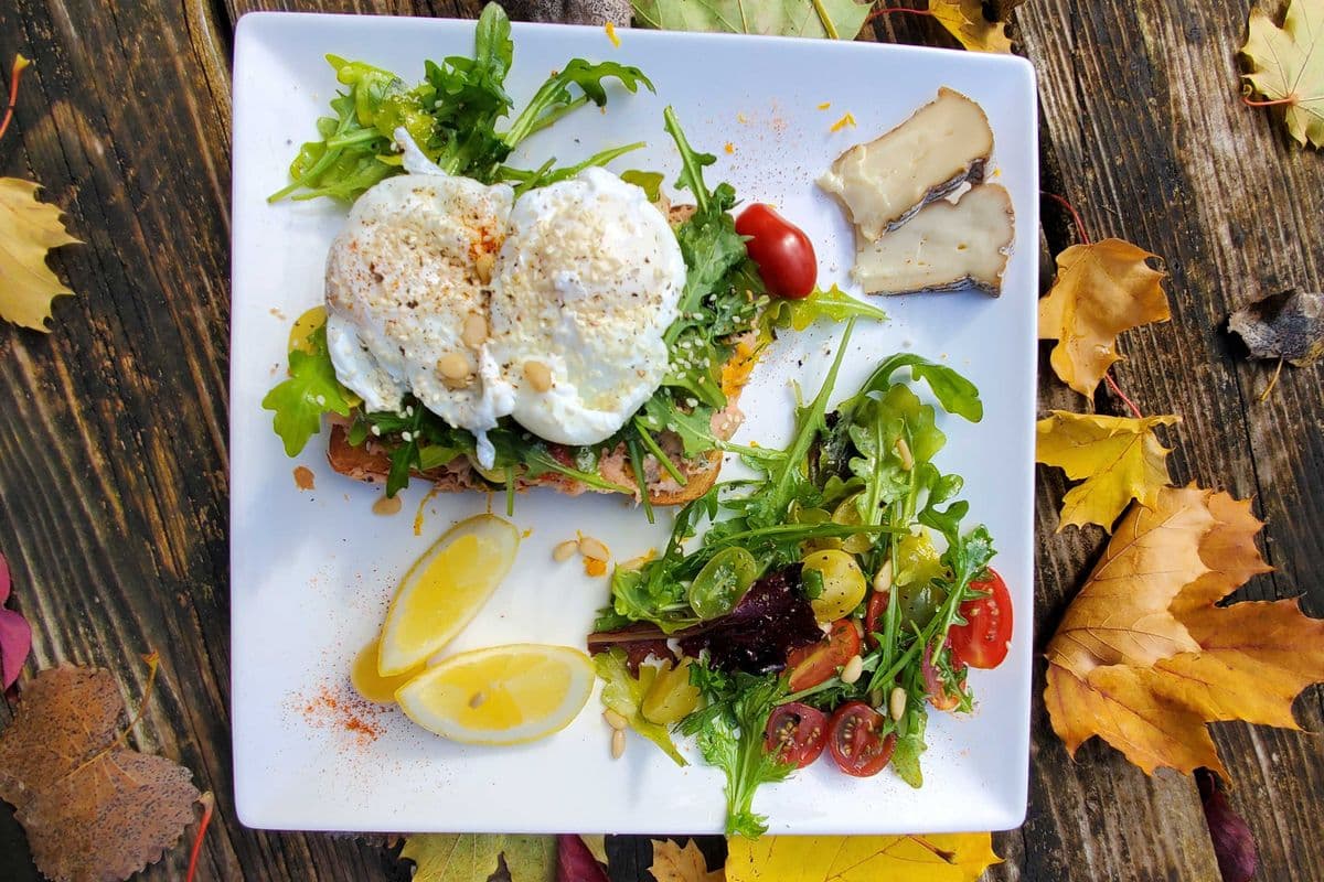 Avocadissimo - Grand toast avocat avec 2 œufs pochés / large breakfast with avocado toast, poached eggs, salad, cheese, butter jam