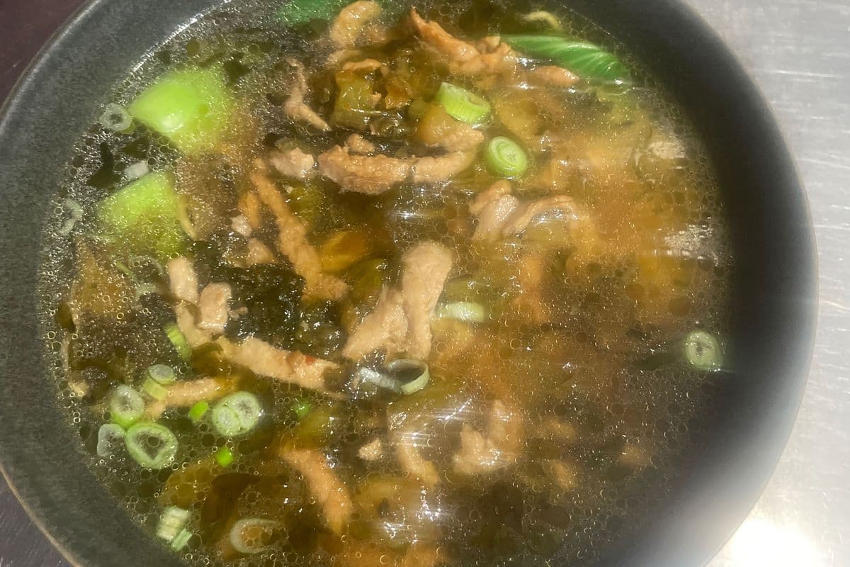 Pickled Vegetable and Shredded Pork Noodle Soup (咸菜肉丝汤面)