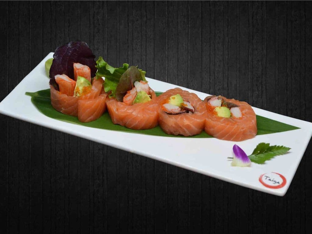 Salmon Salad Roll (4pcs)