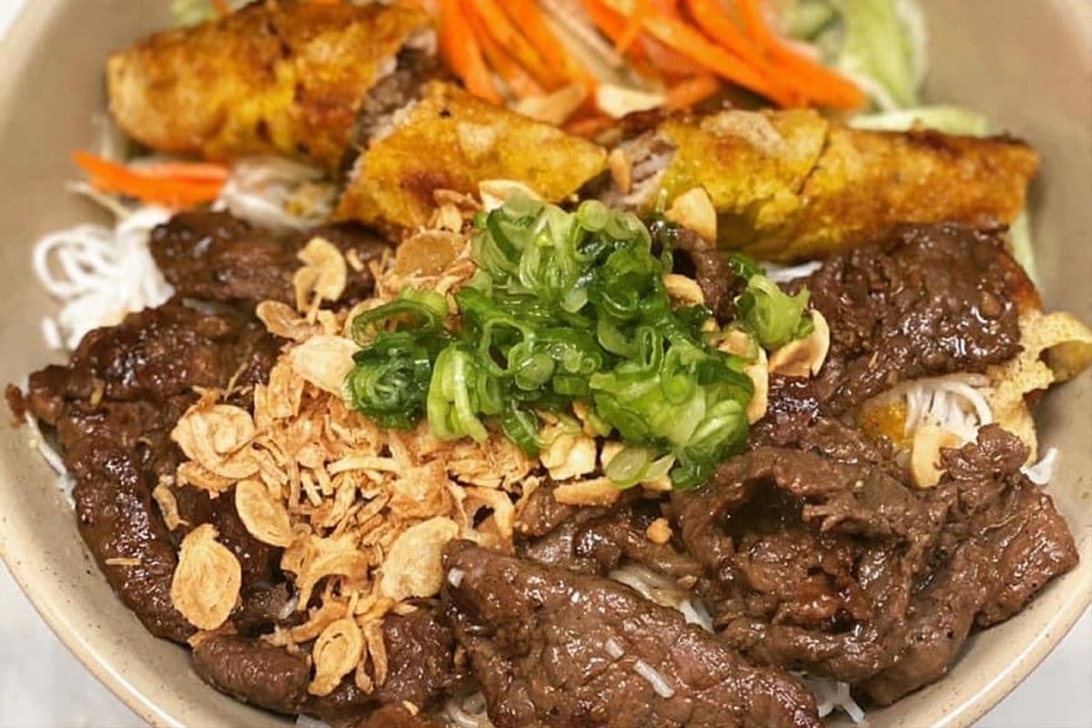 V4. Grilled LemonGrass Beef and Spring Roll with Vermicelli / 燒牛肉,春卷米粉 / 구운 양념 돼지고기 & 스프링롤 비빔국수