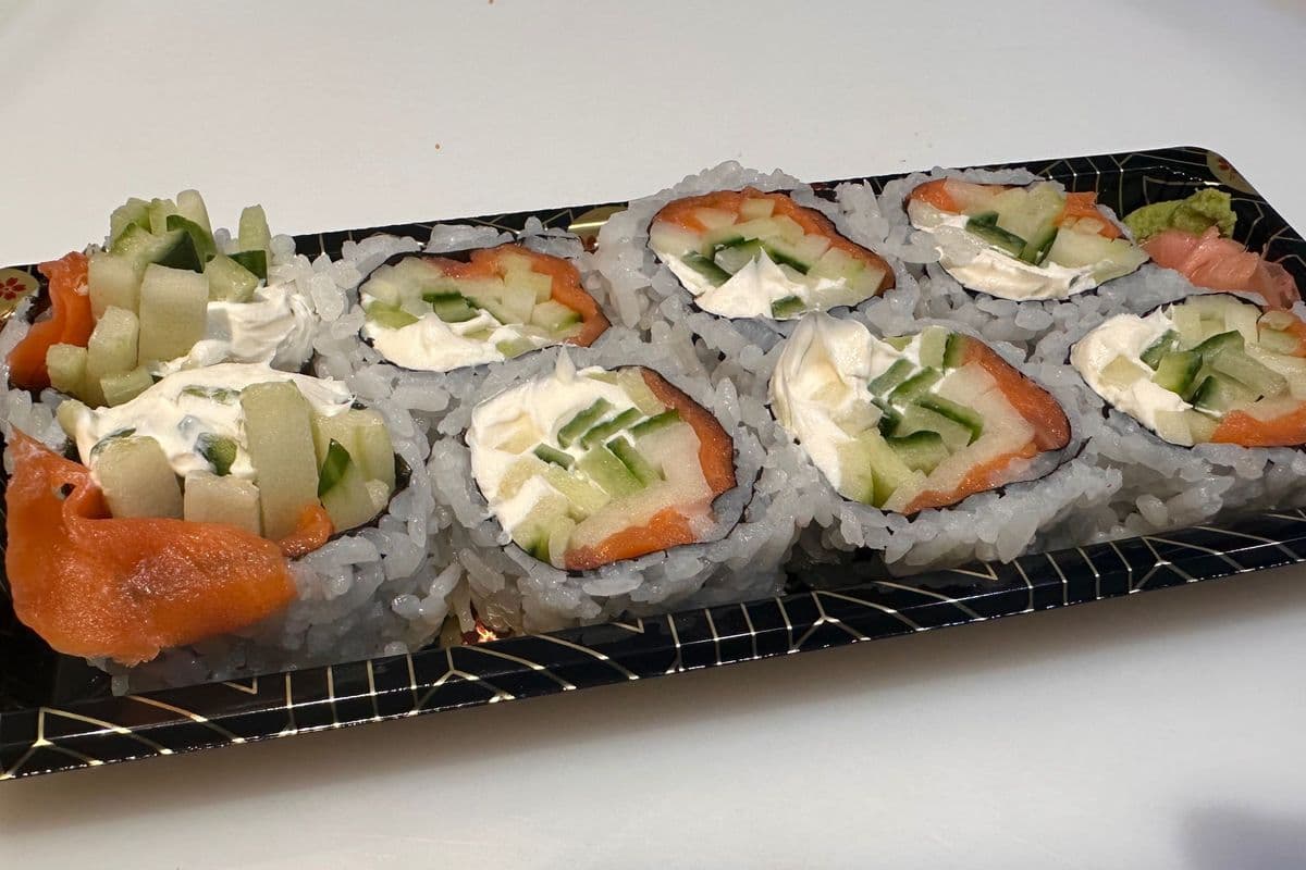 G22.Smoke Salmon Roll (8pcs)