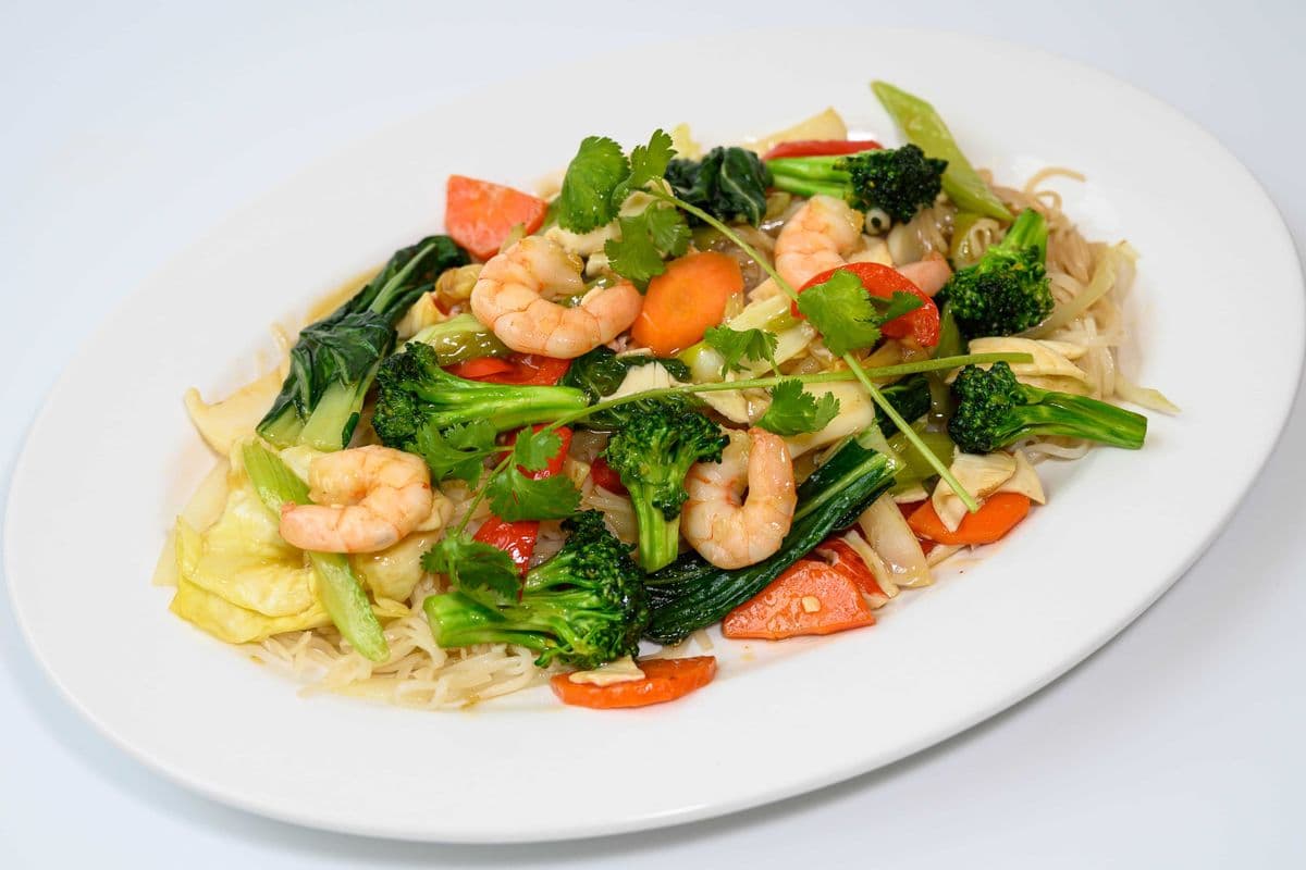 95. Stir-Fried Seafood and Vegetables on Rice Noodle