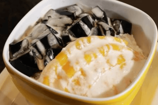 M5. Grass Jelly and Mango with Vanilla Frost 芒果白雪仙草