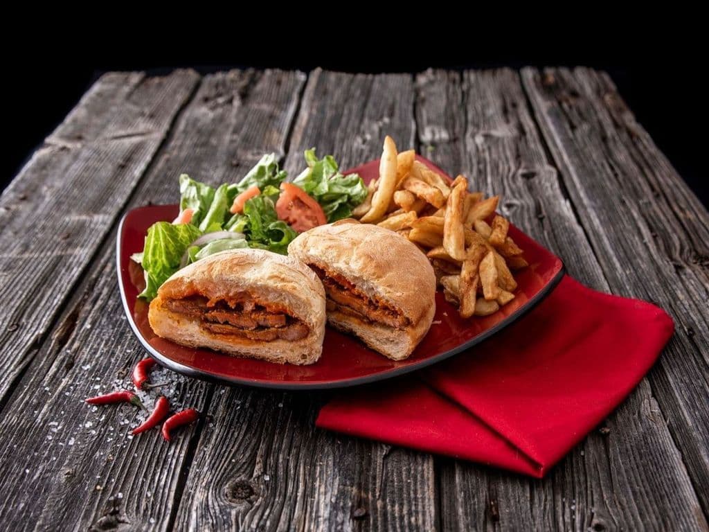 Assiette de Sandwich Bifana (Escalope de Porc) / Bifana Sandwich (Pork Cutlet) Plate